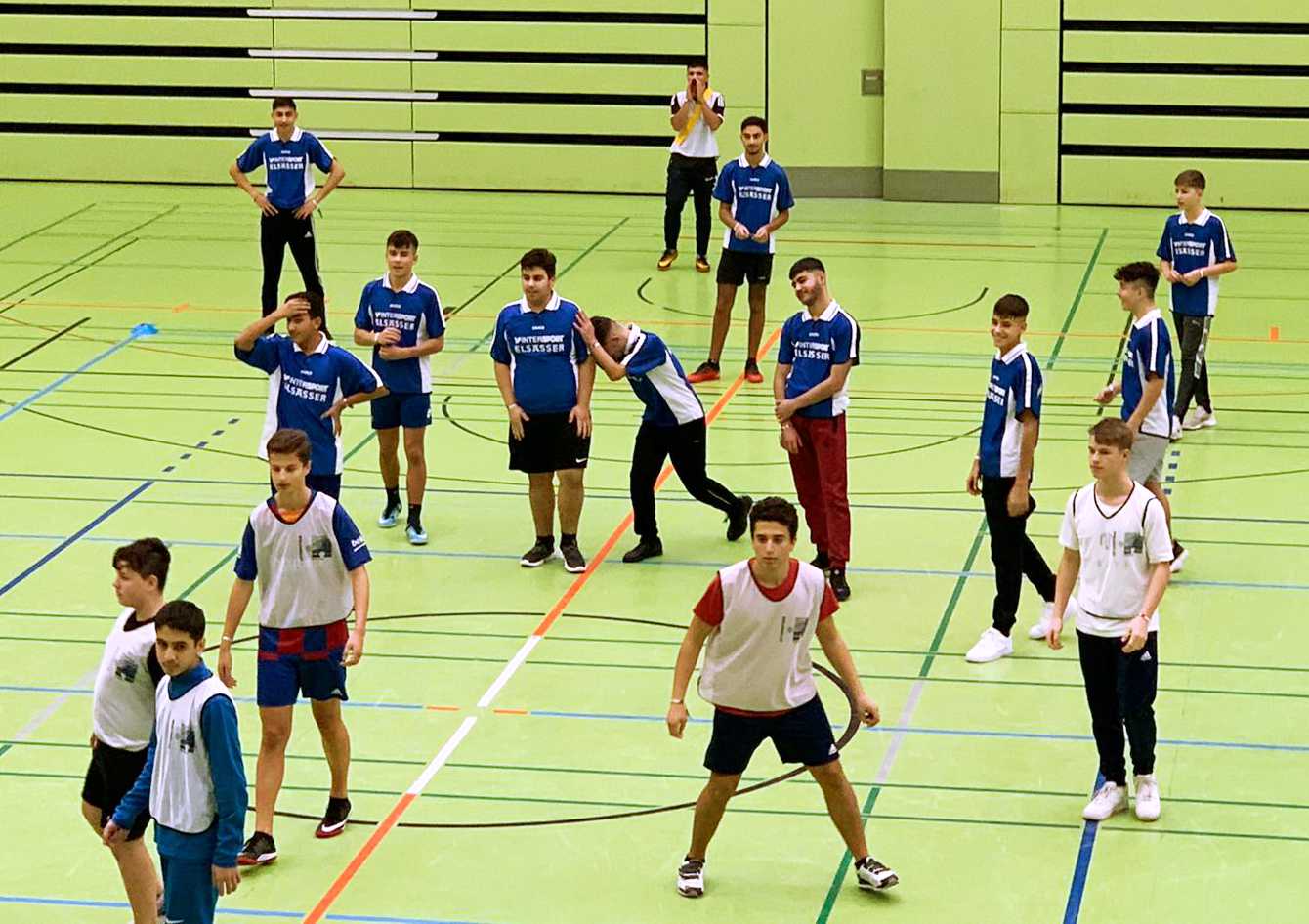 Auf diesem Bild sehen Sie Schüler beim Völkerball Spielen.