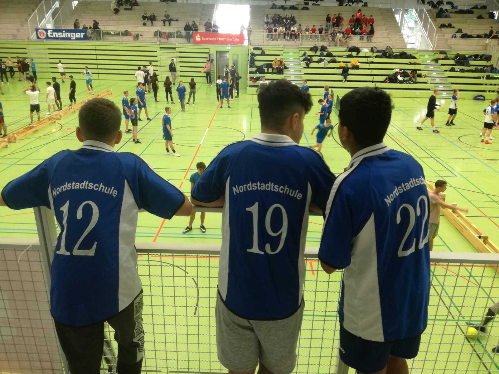 Auf diesem Bild sehen Sie Schüler beim Völkerballturnier in der Sporthalle.
