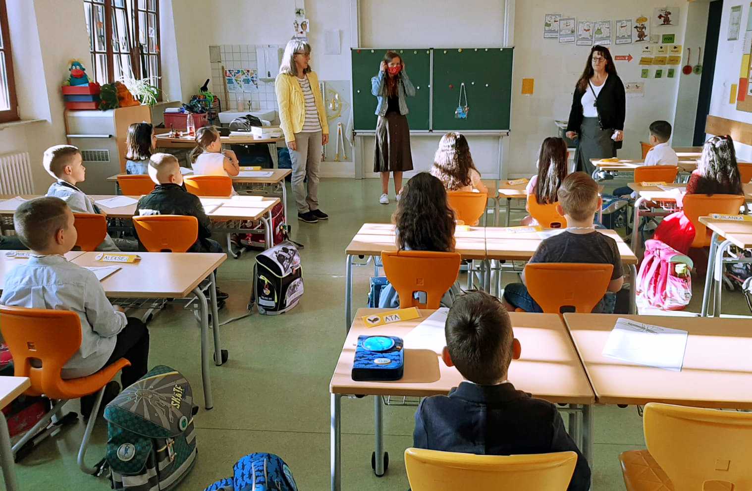 Auf diesem Bild sehen Sie Erstklässler und Erstklässlerinnen in ihrem Klassenzimmern.