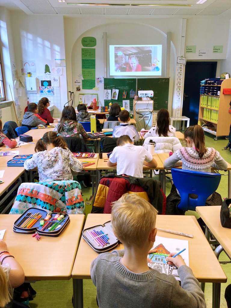 Auf diesem Bild sehen Sie Schülerinnen und Schülern in einem Klassenzimmer, die gerade lesen.