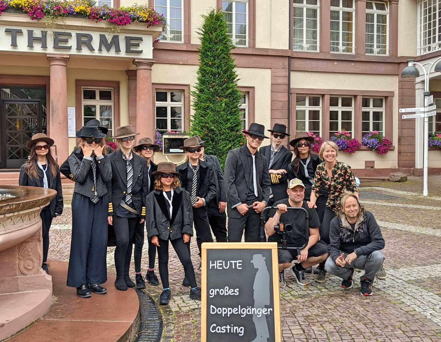 Auf diesem Bild sehen Sie Schülerinnen und Schüler verkleidet als Udo Lindenberg, in schwarz mit Hut und Sonnenbrille in Bad Teinach.