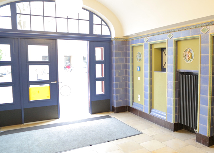 Dieses Foto zeigt einen Eingangsbereich des Altbaus, der zum Schulhof der Nordstadtschule führt.