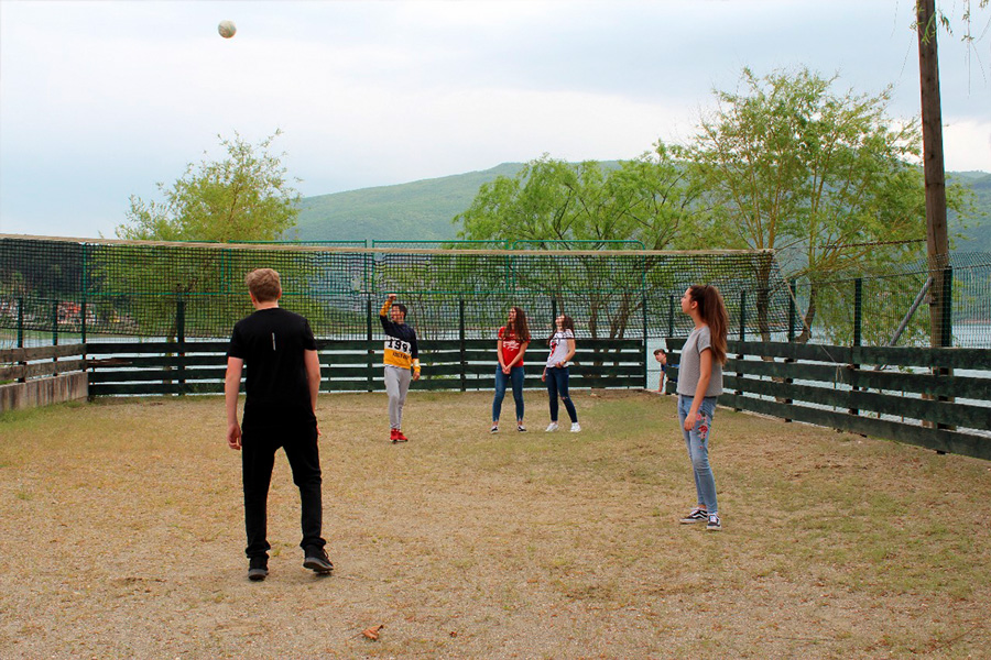 Auf diesem Foto sehen Sie Schülerinnen und Schüler beim Vollyball spielen in Bosnien Herzegowina.