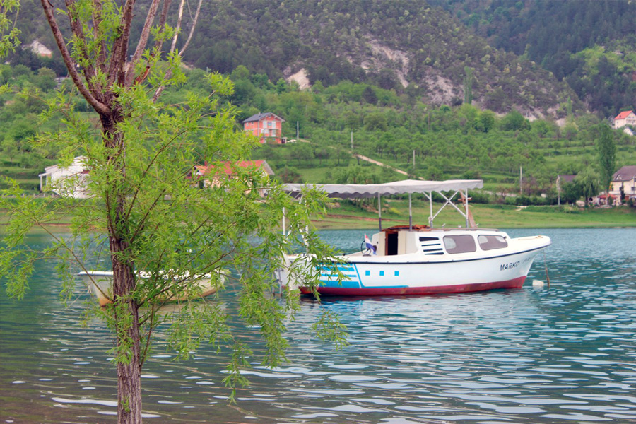 Auf diesem Foto sehen Sie ein Boot auf einem See in Bosnien Herzegowina.