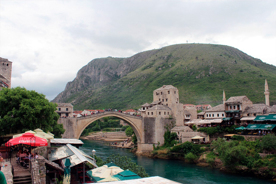 Auf diesem Foto sehen Sie eine Brücke in einer Stadt in Bosnien Herzegowina.