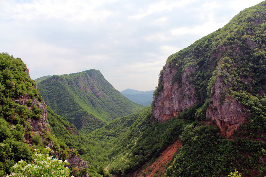 Auf diesem Foto sehen Sie eine Berglandschaft in Bosnien Herzegowina.