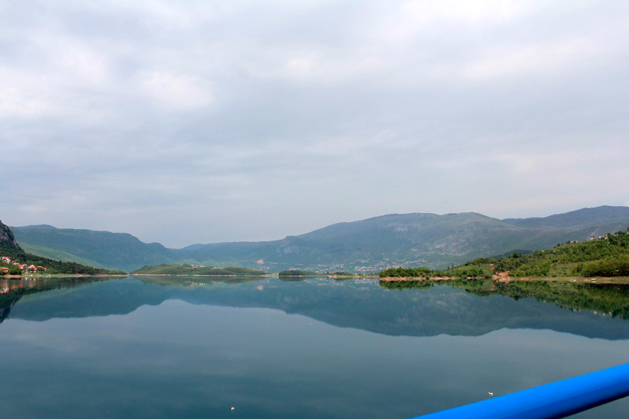 Auf diesem Foto sehen Sie einen See in Bosnien Herzegowina.