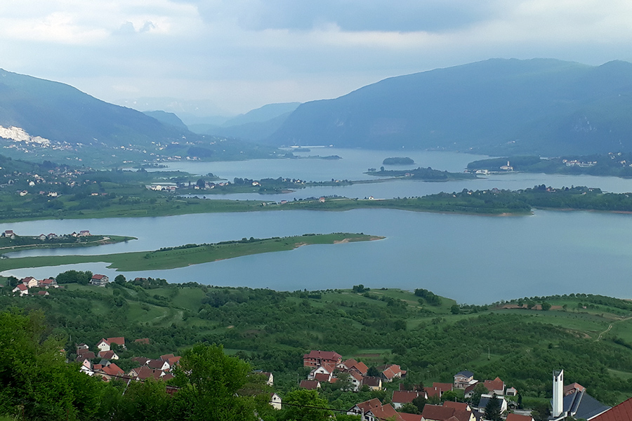 Auf diesem Foto sehen Sie eine Seelandschaft in Bosnien Herzegowina.