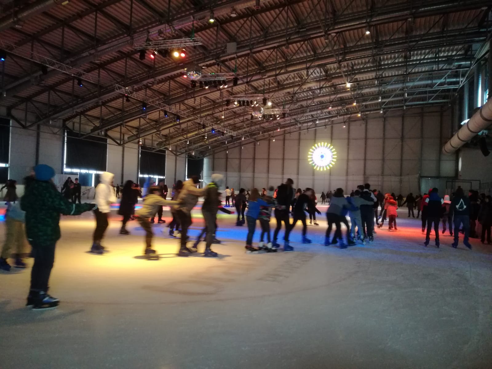 Auf dieem Bild sehen Sie Schülerinnen und Schüler beim Eislaufen in der Eishalle.