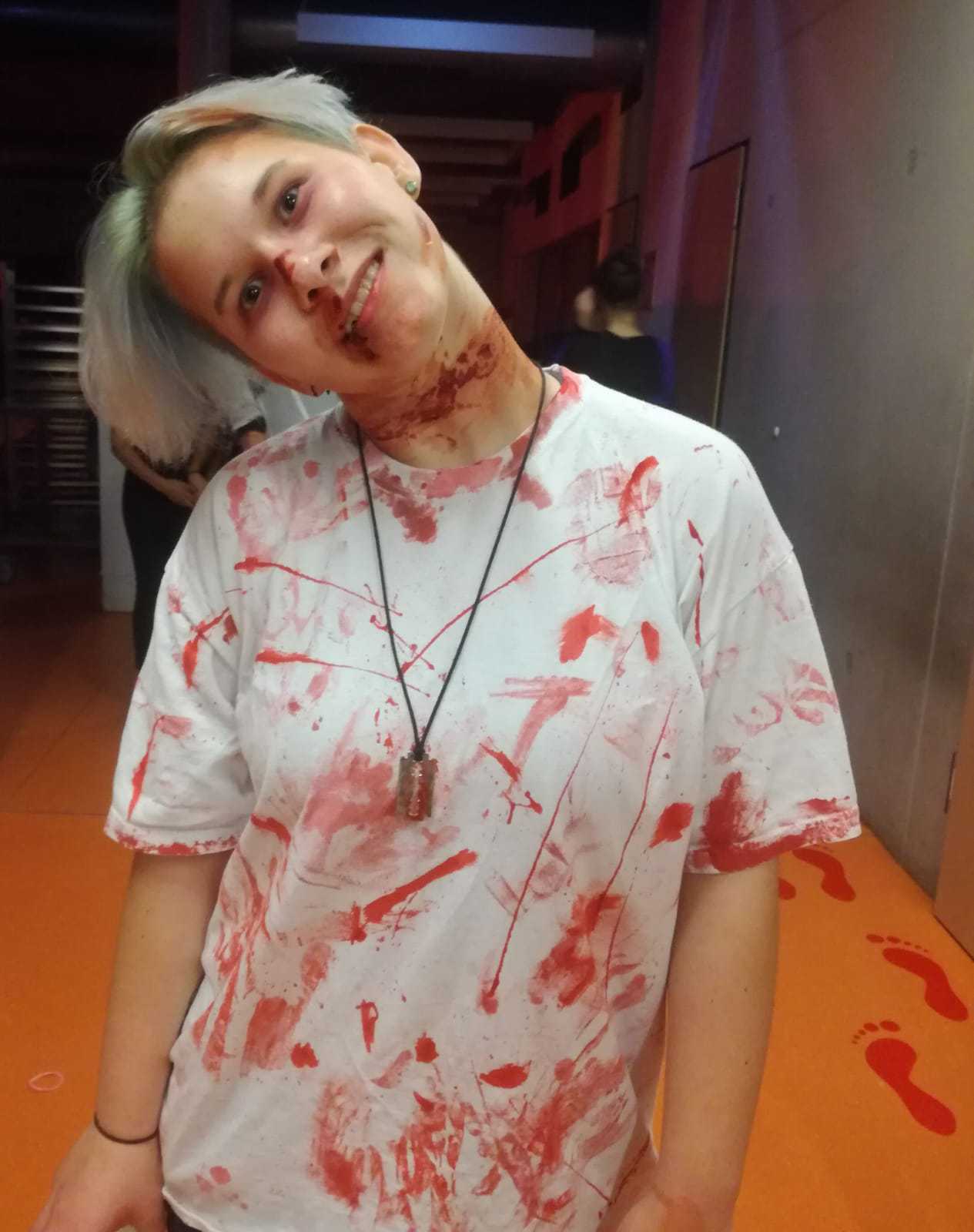Auf diesem Bild sehen Sie eine Schülerin, verkleidet als Zombie.