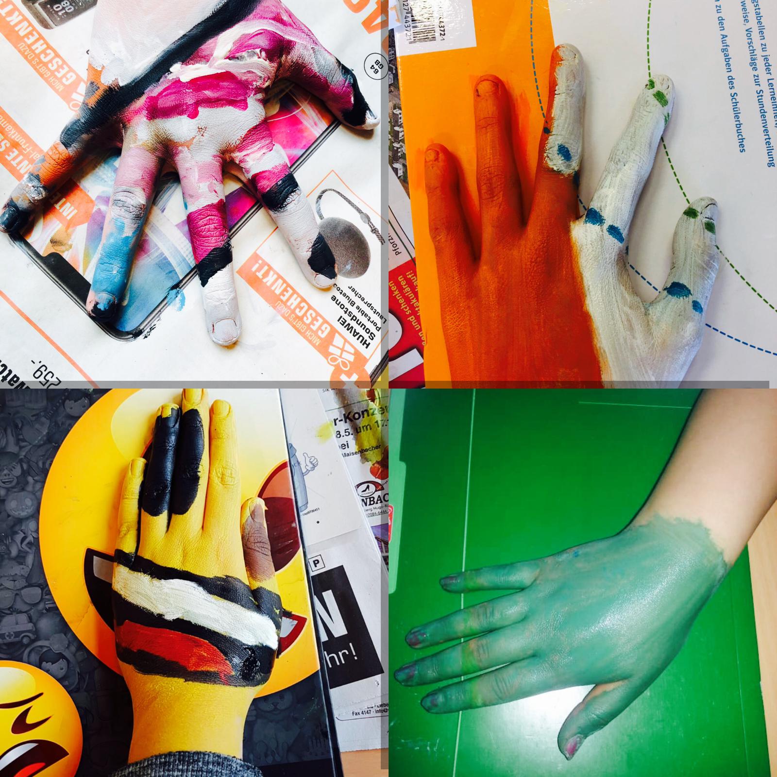 Auf diesem Bild sehen Sie die Kunstprojekte der Klasse 7c. Zu sehen sind beamalte Hände, die auf verschiedenen Unterlagen liegen.