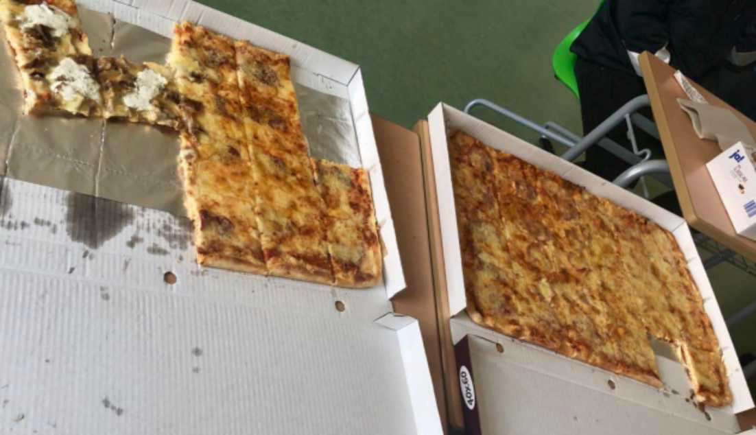 Auf diesem Bild sehen Sie Pizza in einem Pizzakarton.
