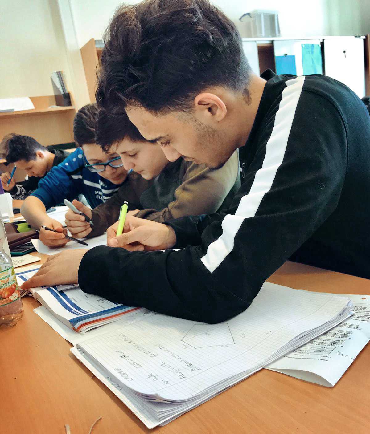 Auf diesem Bild sehen Sie Schüler beim Mathe lernen.