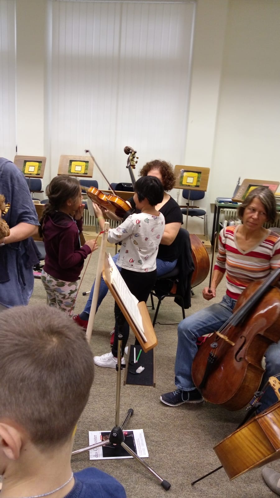 Auf diesem Bild sehen Sie Schülerinnen und Schüler bei ihrem Besuch im Kammerorchester.