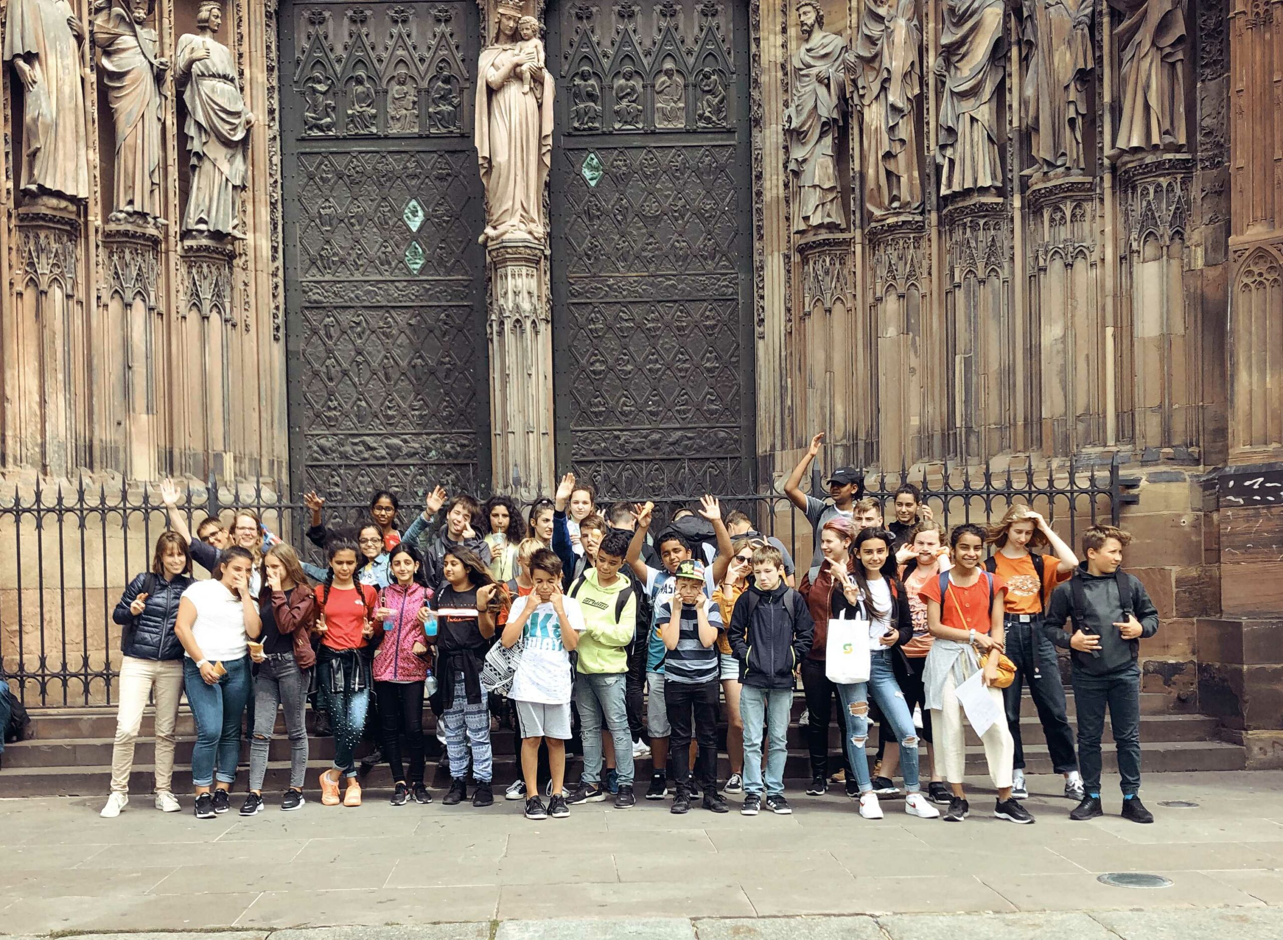 Auf diesem Bild sehen Sie Schülerinnen und Schüler vor dem Strasbourger Münster.