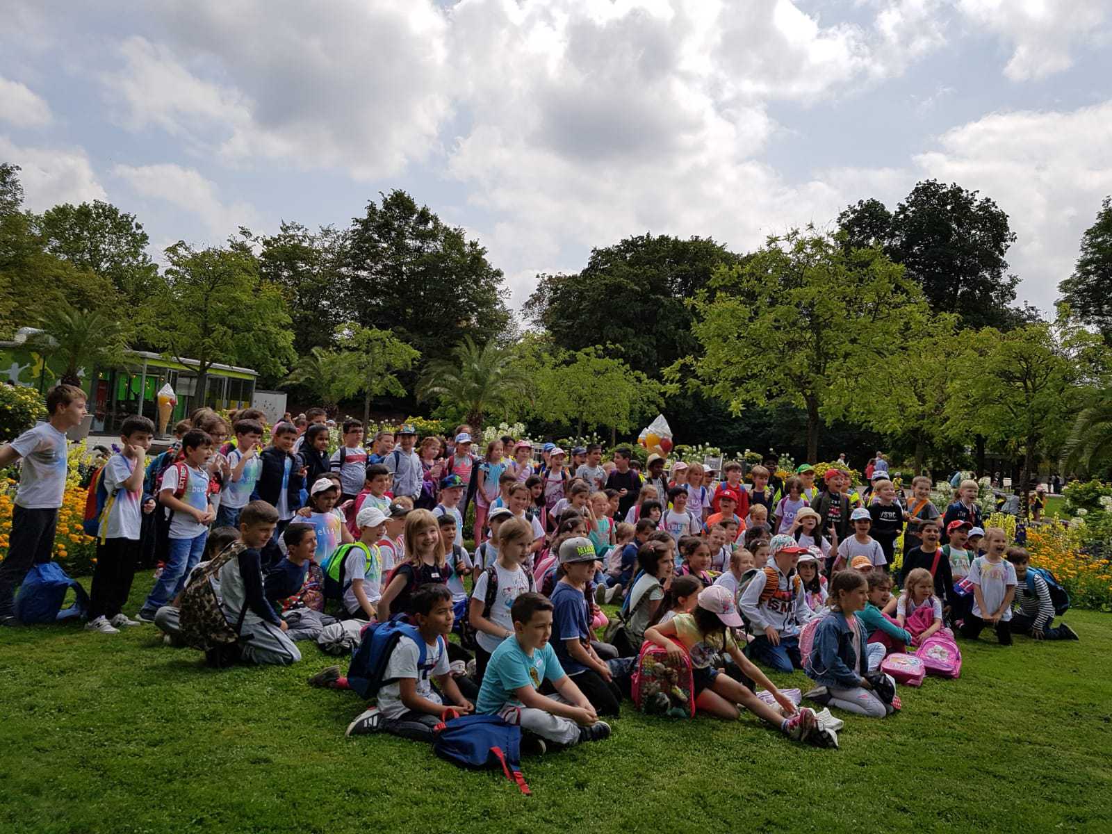 Auf diesem Foto sehen Sie Schülerinnen und Schüler im Karlsruher Zoo.