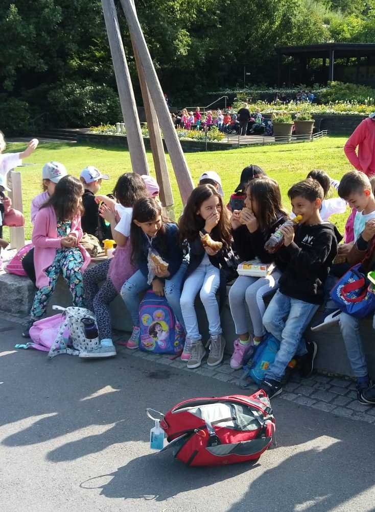Auf diesem Foto sehen Sie Schülerinnen und Schüler im Karlsruher Zoo.