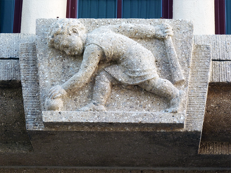 Dieses Bild zeigt ein Fassadenrelief aus Kunstgussstein mit gigürlichen Motiven des Jugendstils.