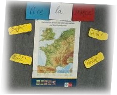 Dieses Bild zeigt eine Pinnwand mit Informationen über Frankreich.