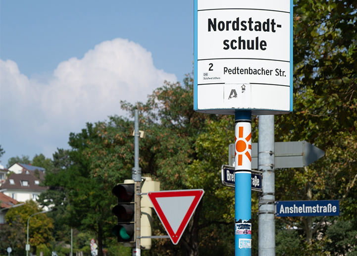 Auf diesem Bild sehen Sie ein Bushaltestellenschild mit der Aufschrift "Nordstadtschule".