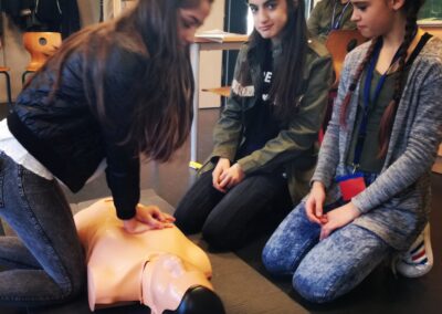 Auf diesem Bild sehen Sie eine Schülerinnen bei einer Herz-Rythmus-Massage.