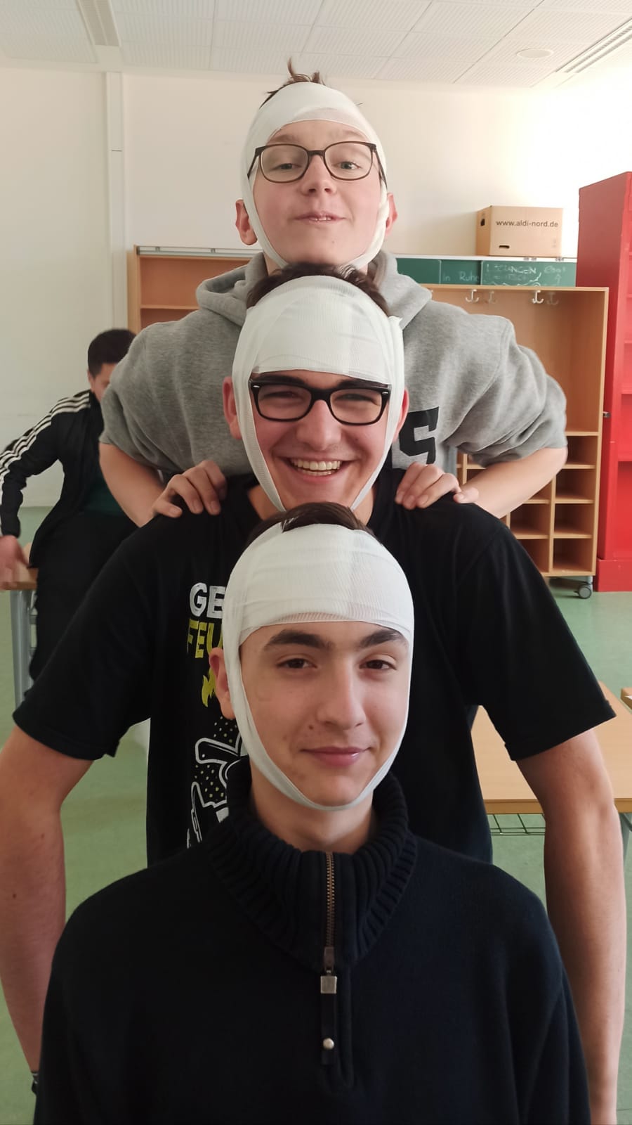 Das Foto zeigt 2 Schüler die den Kopfverband üben