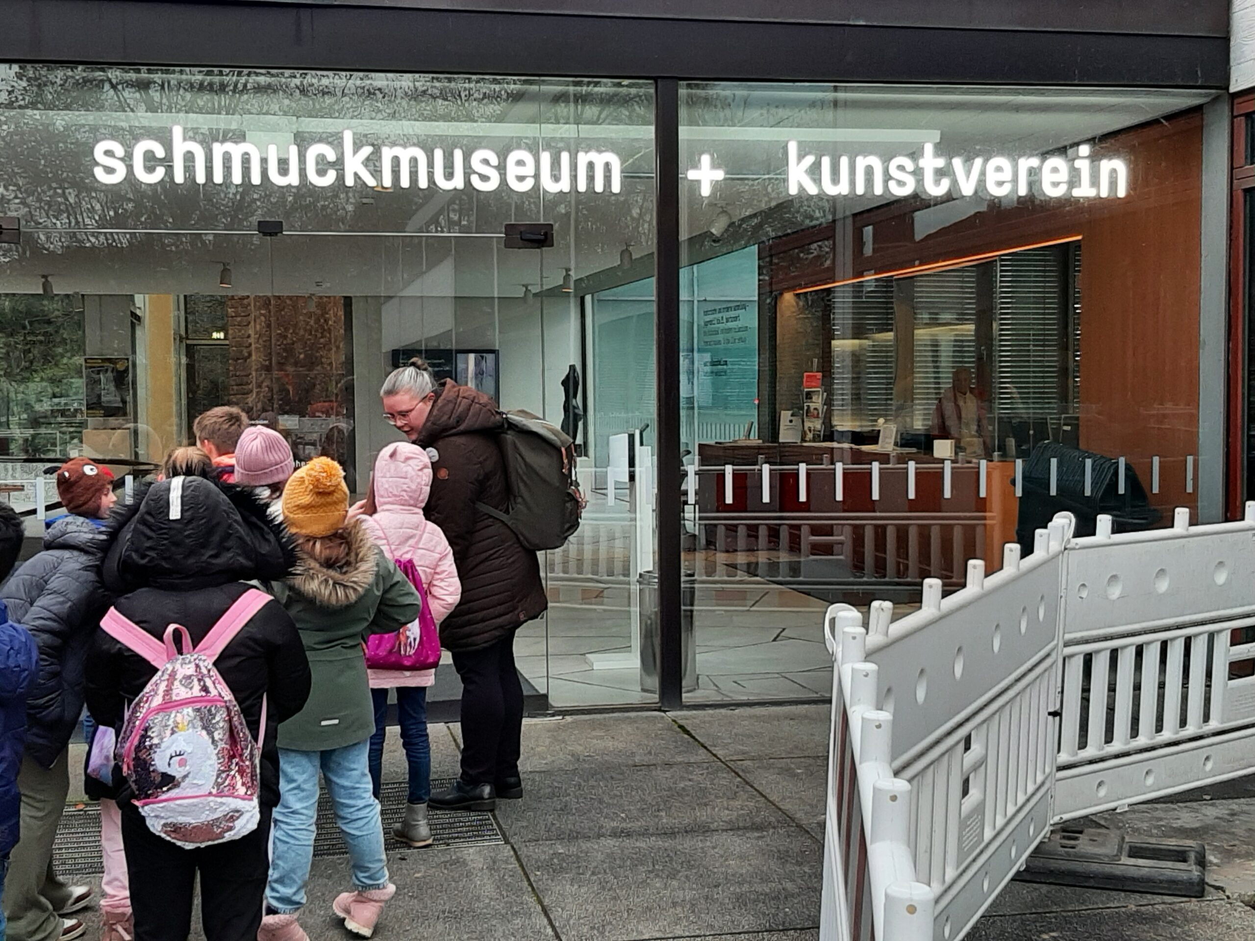 Die Klasse kommt am Schmuckmuseum an.