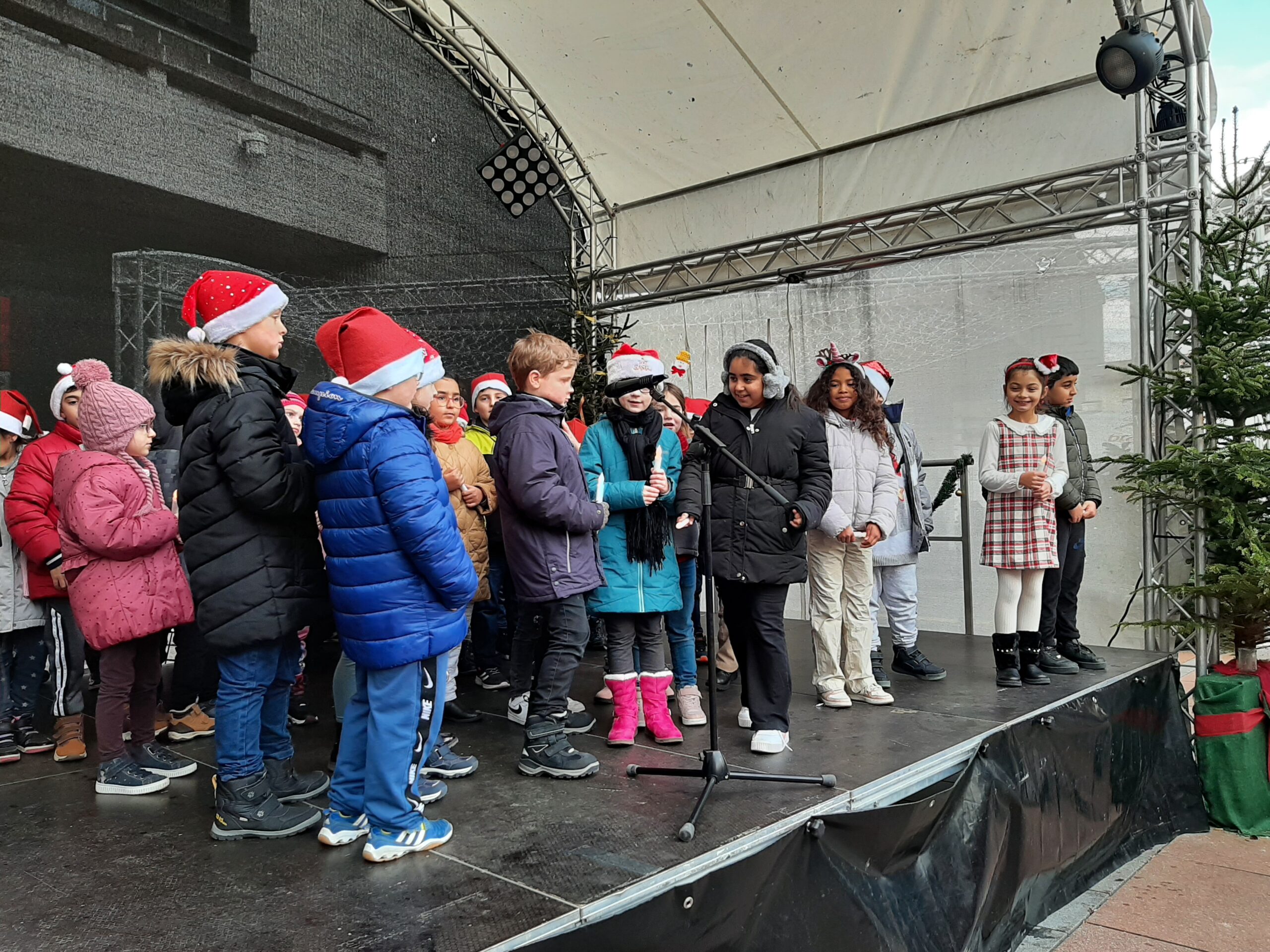 Schülerinnen und Schüler beim Auftritt auf der offenen Bühne auf dem Weihnachtsmarkt in Pforzheim