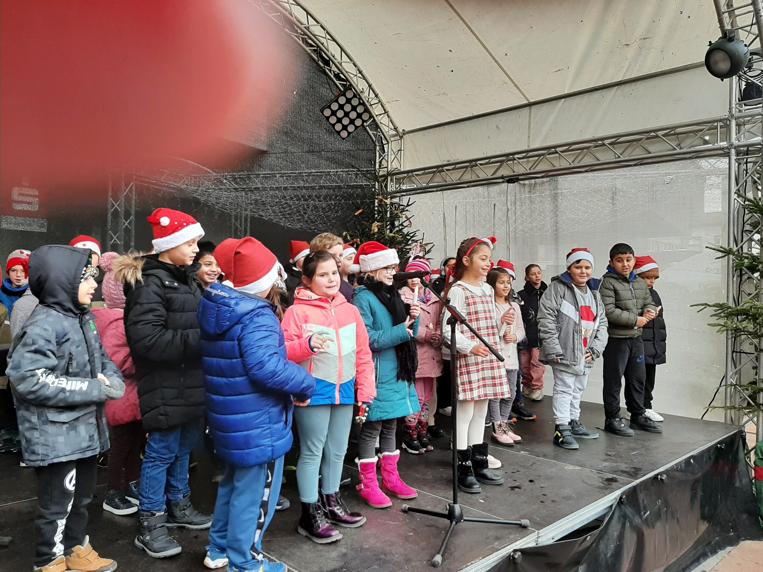Schülerinnen und Schüler beim Auftritt auf der offenen Bühne auf dem Weihnachtsmarkt in Pforzheim