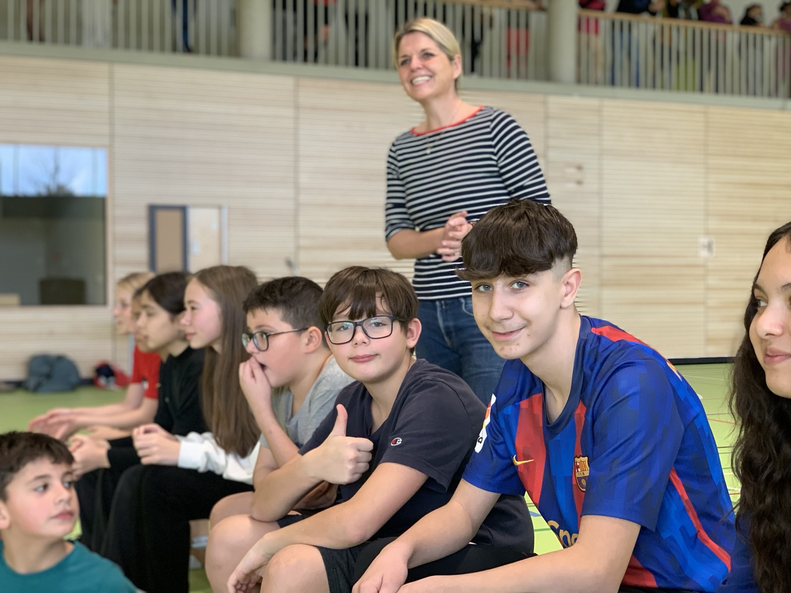 Schülerinnen und Schüler beim Fußballturnier in der neuen Turnhalle der Nordstadtschule