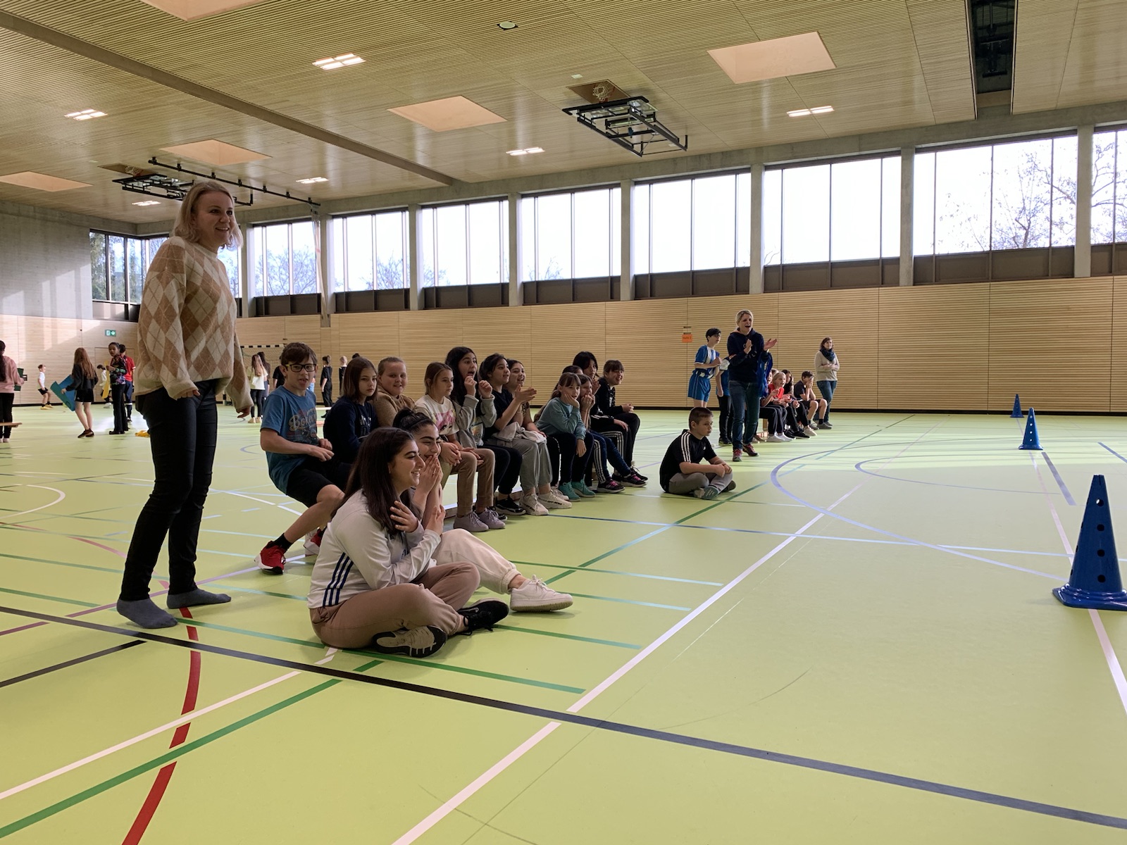 Schülerinnen und Schüler beim Fußballturnier in der neuen Turnhalle der Nordstadtschule