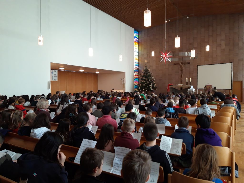 Schülerinnen und Schüler beim Weihnachtsgottesdienst in der Markuskirche Pforzheim