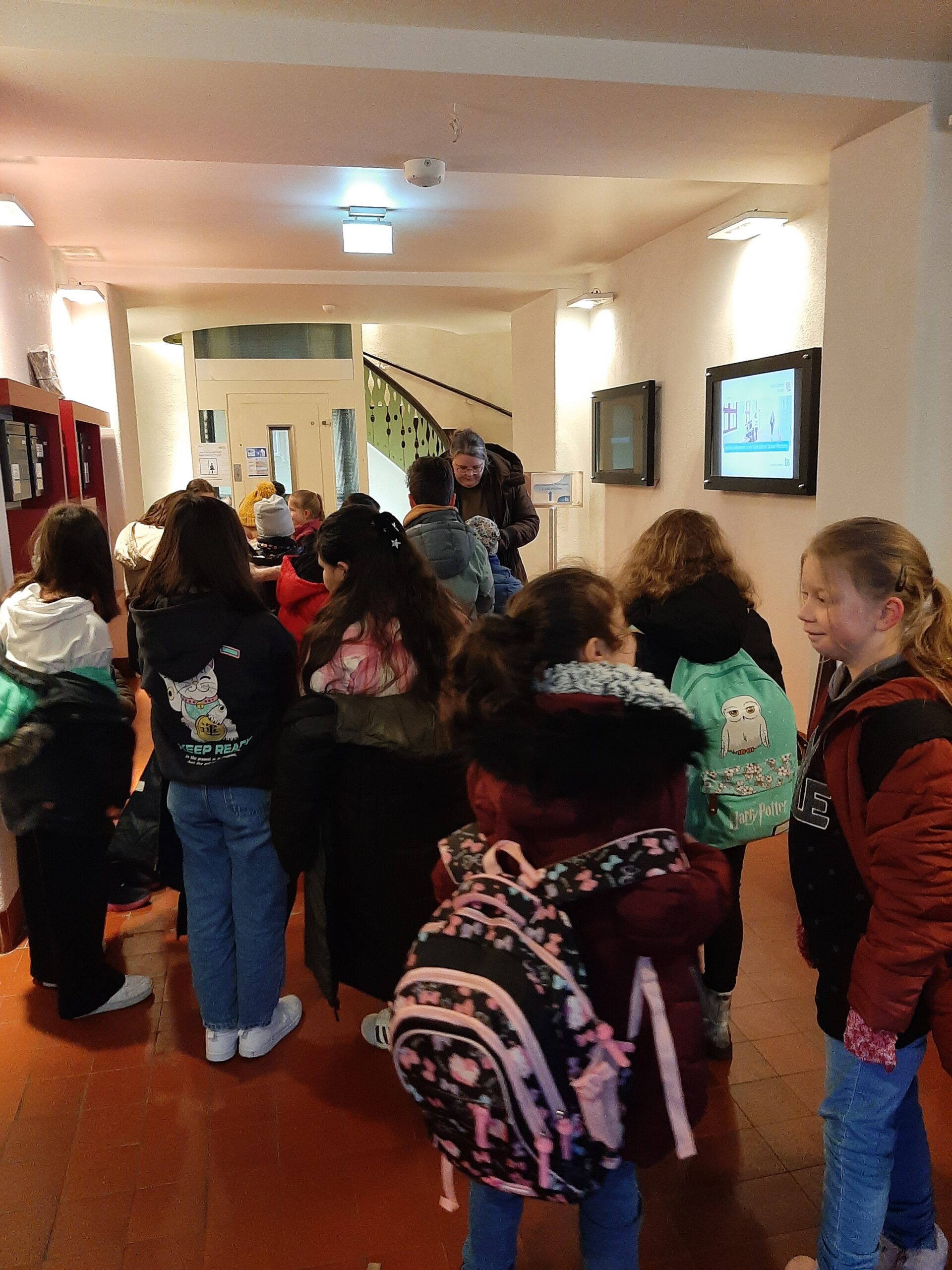Viele Schülerinnen und Schüler im Eingangsbereich des Museums