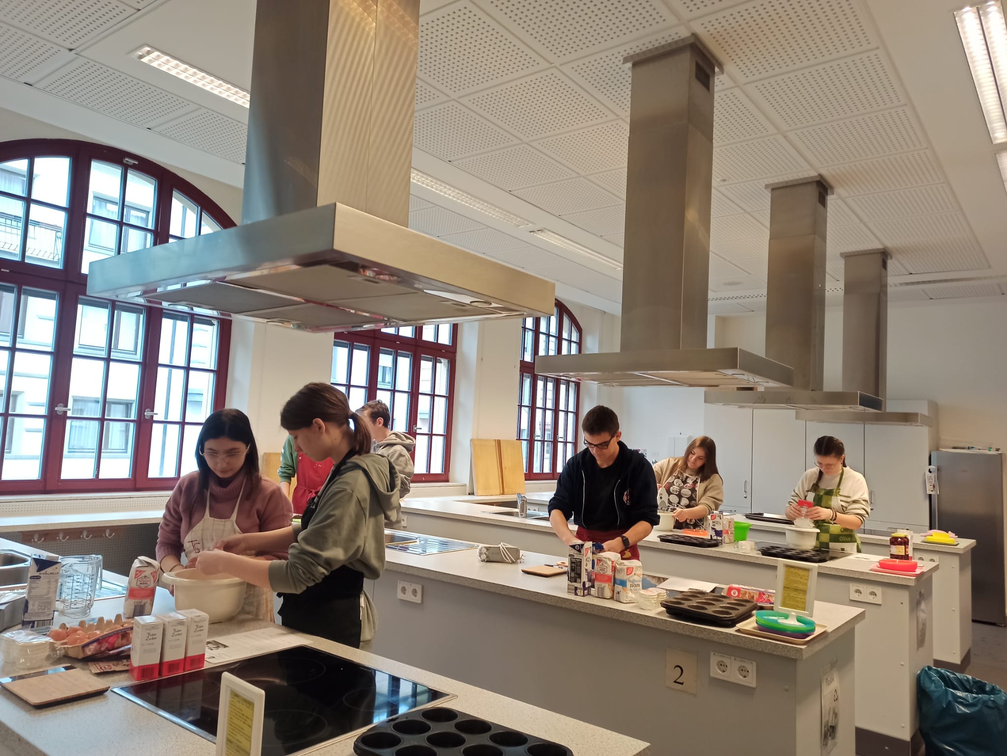 Schüler backen Muffins in der Schulküche