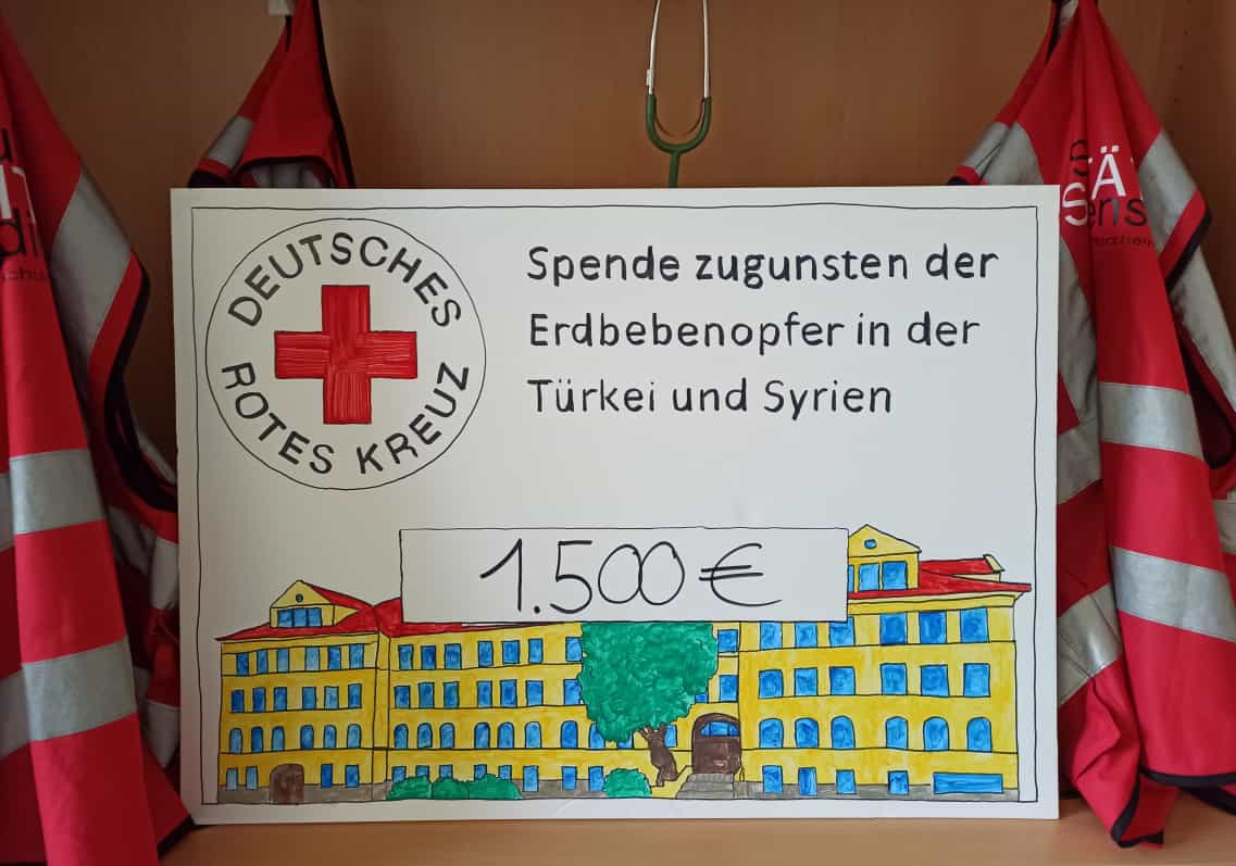 Scheck über 1500,00 Euro für die Erdbebenopfer