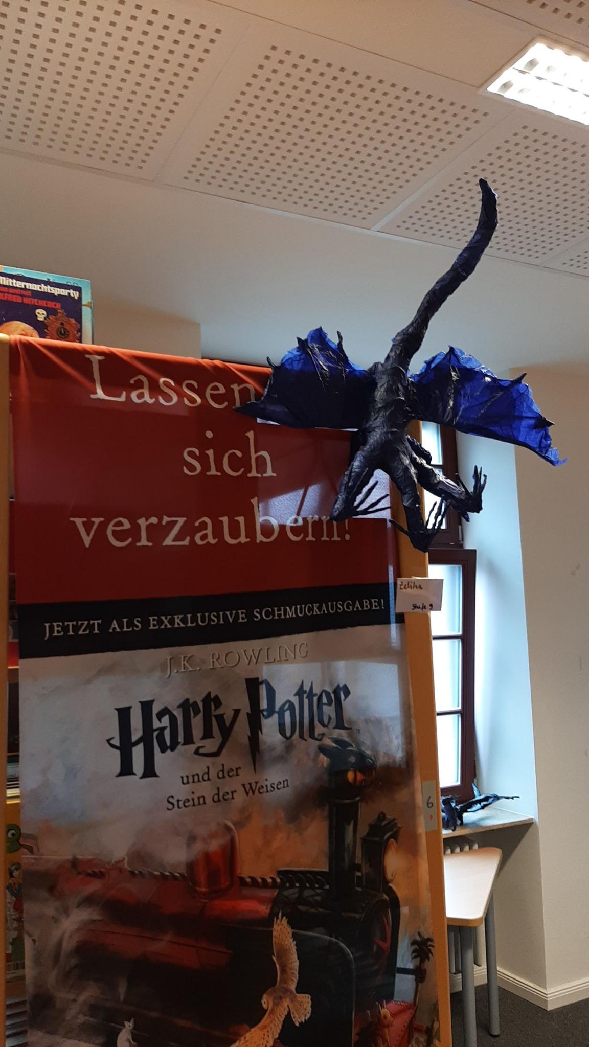 Ausstellung von Drachen in der Schulbibliothek