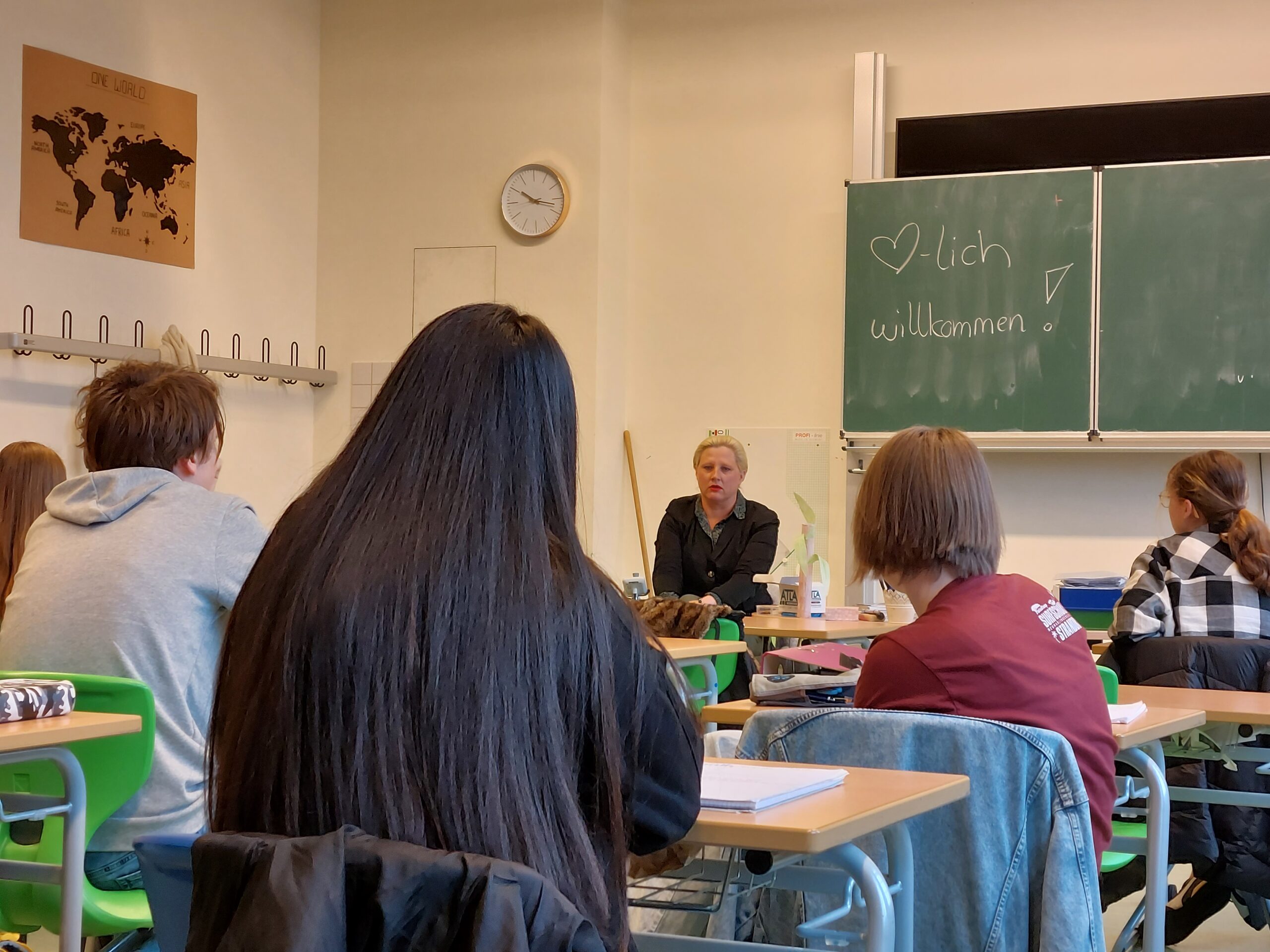 Bundestagsabgeordnete Stephanie Aeffner im Gespräch mit Schülern