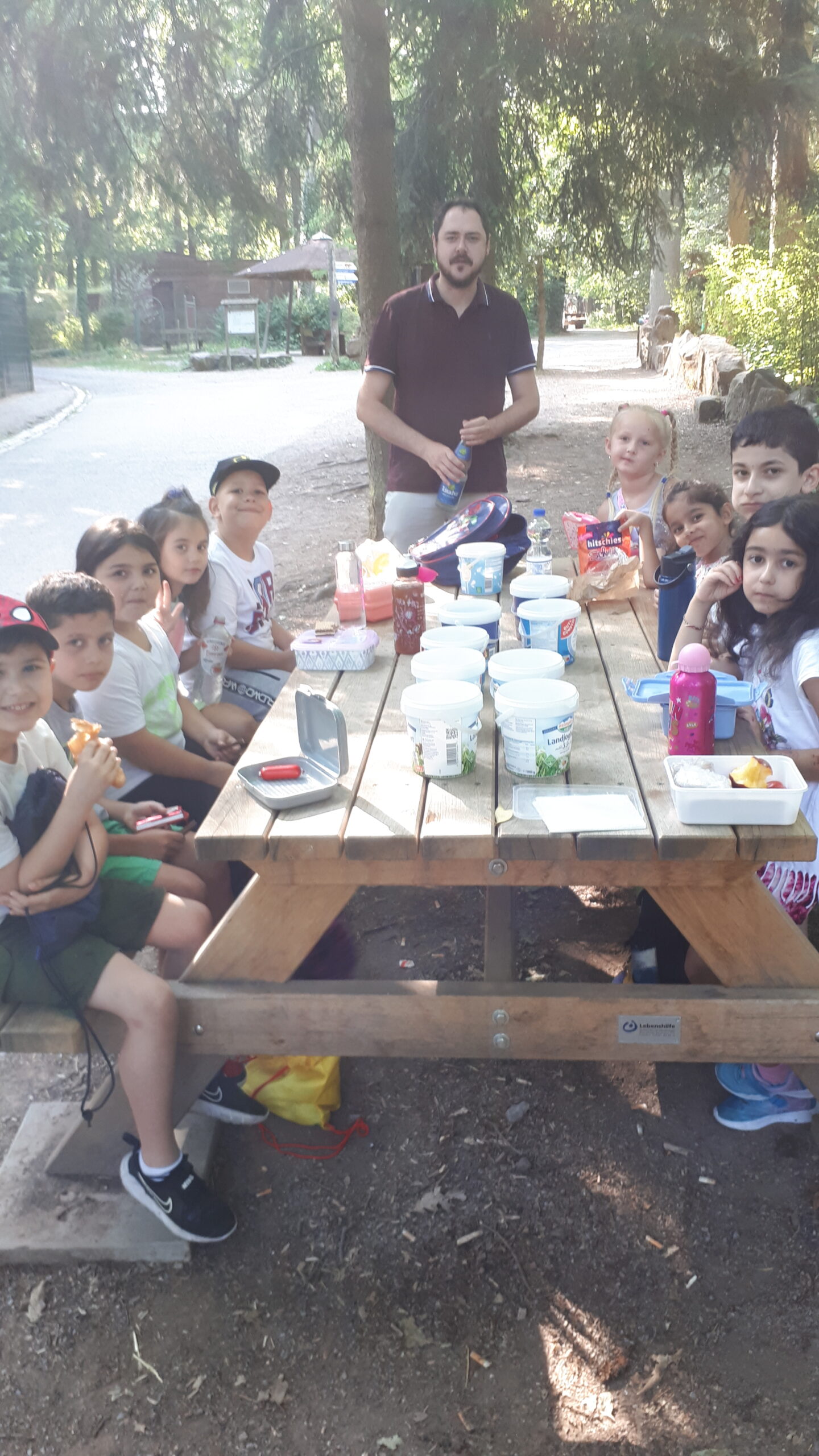 Die Schülergruppe macht eine Essenspause im Wildpark