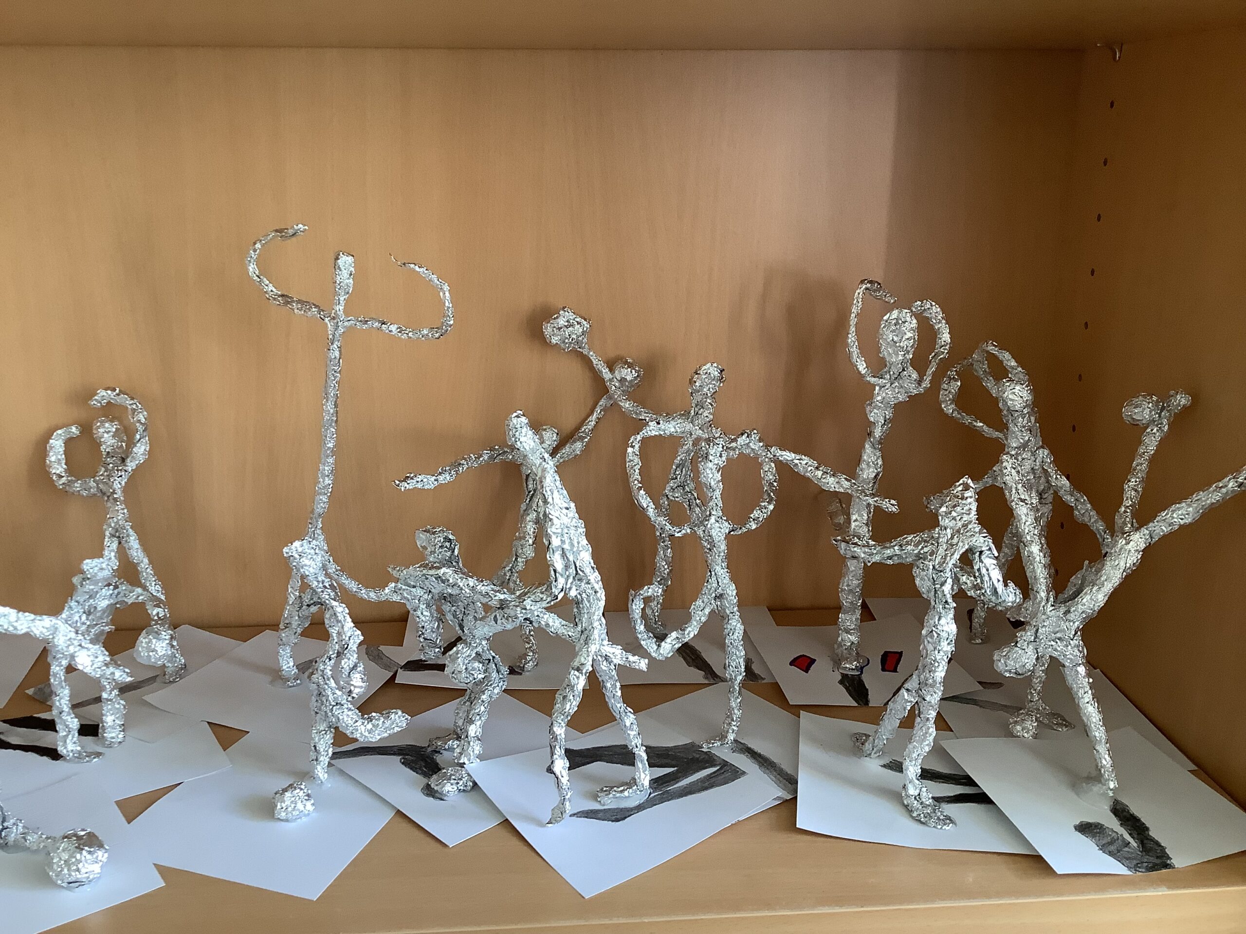 Skulpturen aus Alufolie nach Giacometti