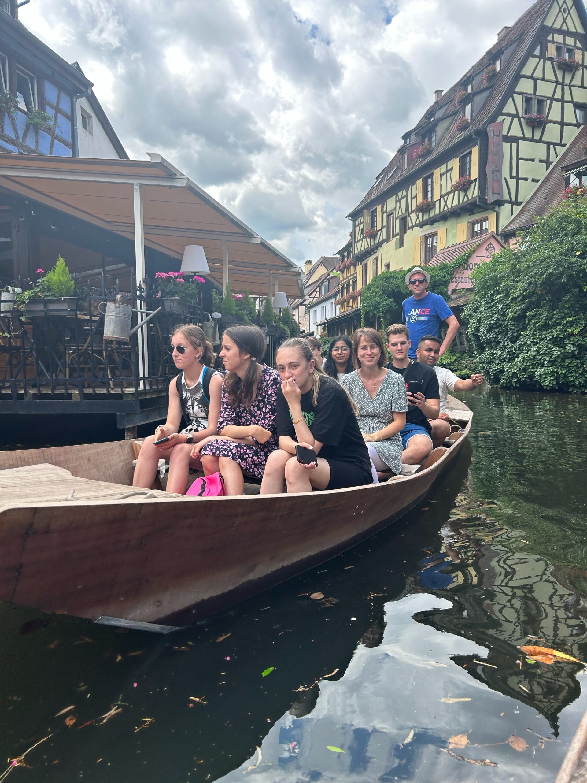 Schülergruppe bei einer Bootsfahrt in Colmar