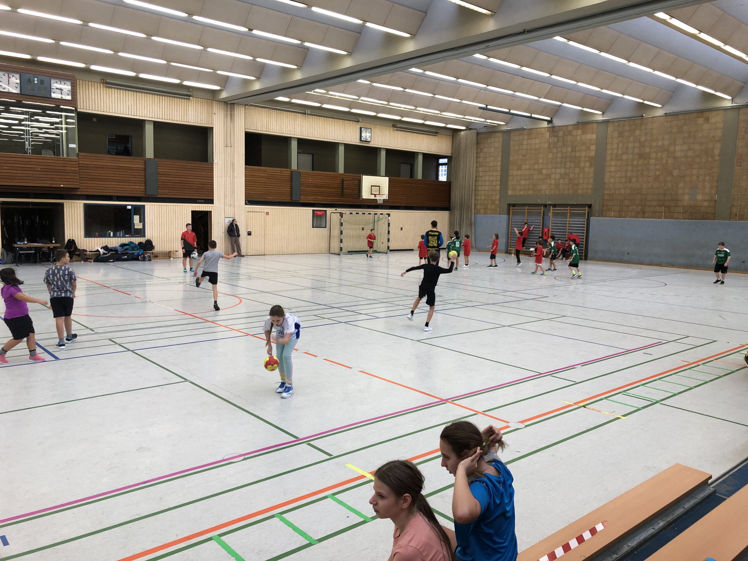 Schüler beim Handballspiel in einer Sporthalle