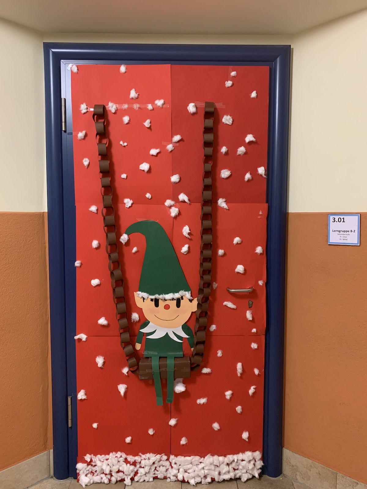 Man sieht eine weihnachtlich geschmückte Tür. Ein Motiv vom Weihnachtstürwettbewerb.
