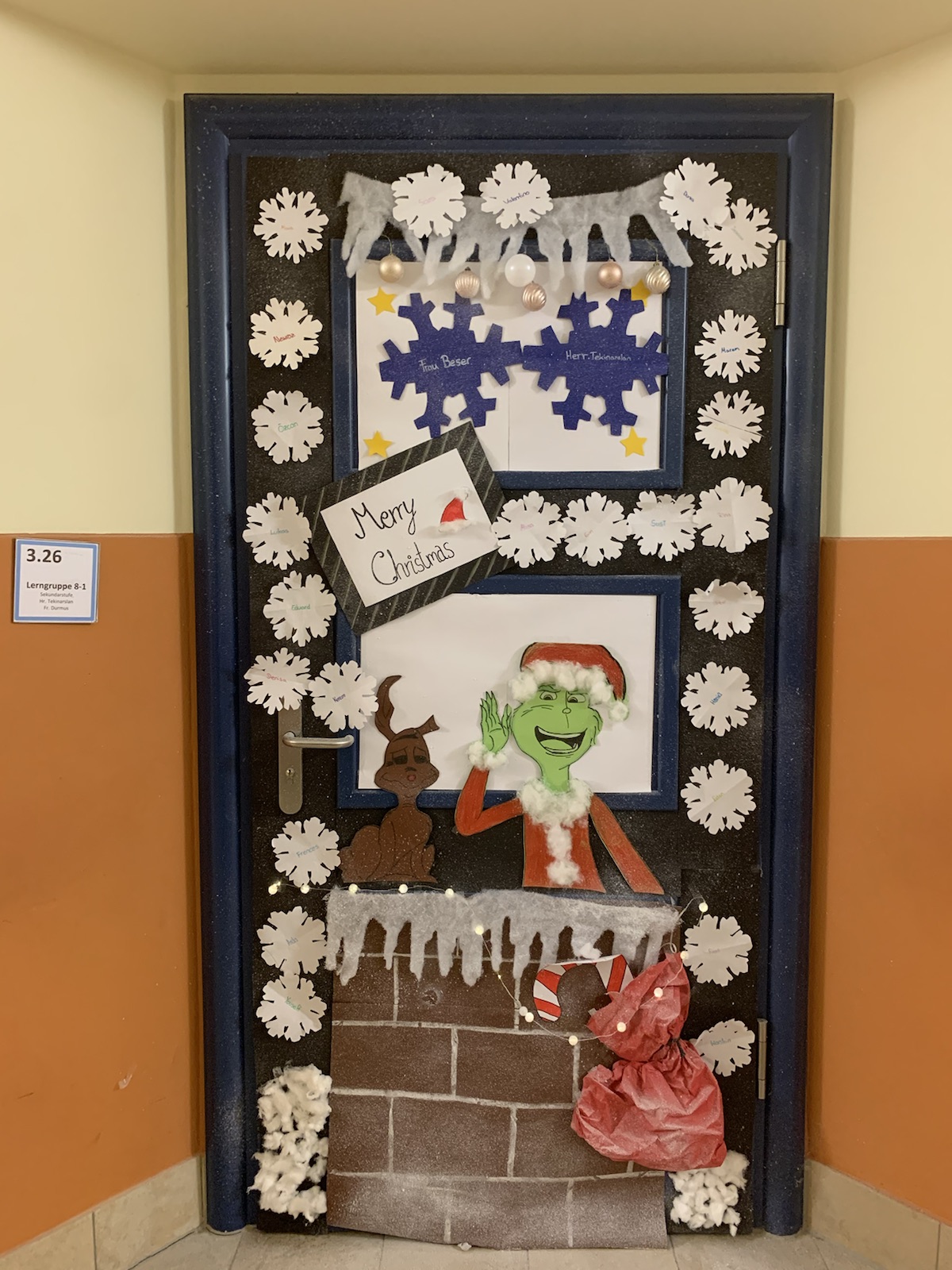Man sieht eine weihnachtlich geschmückte Tür. Ein Motiv vom Weihnachtstürwettbewerb.