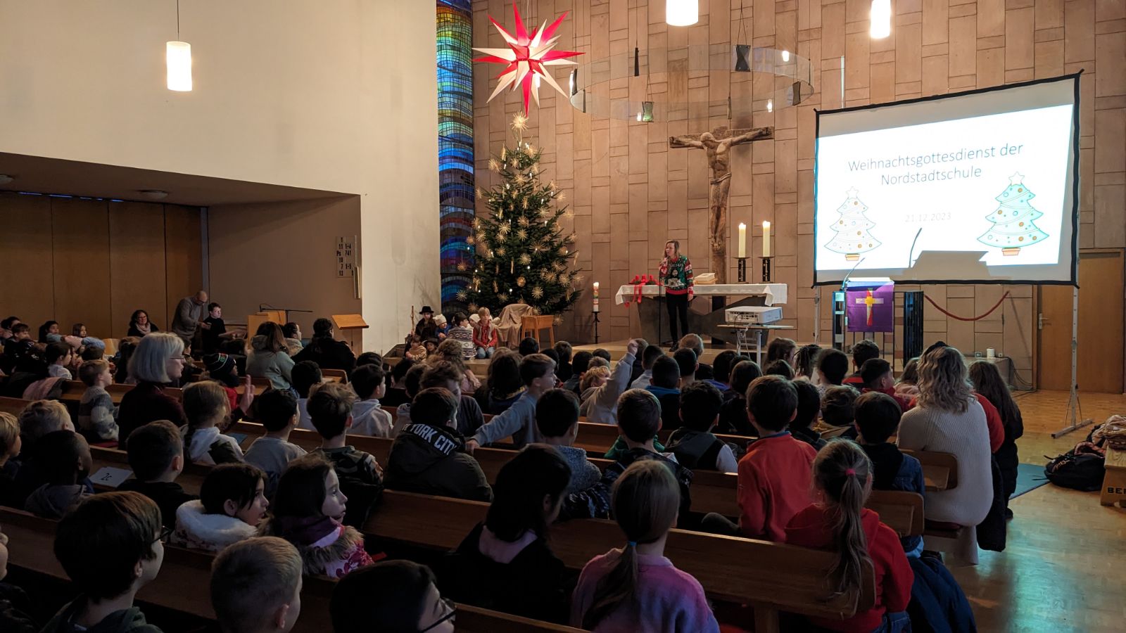 Man sieht Schüler in der Kirche beim Weihnachtsgottesdienst