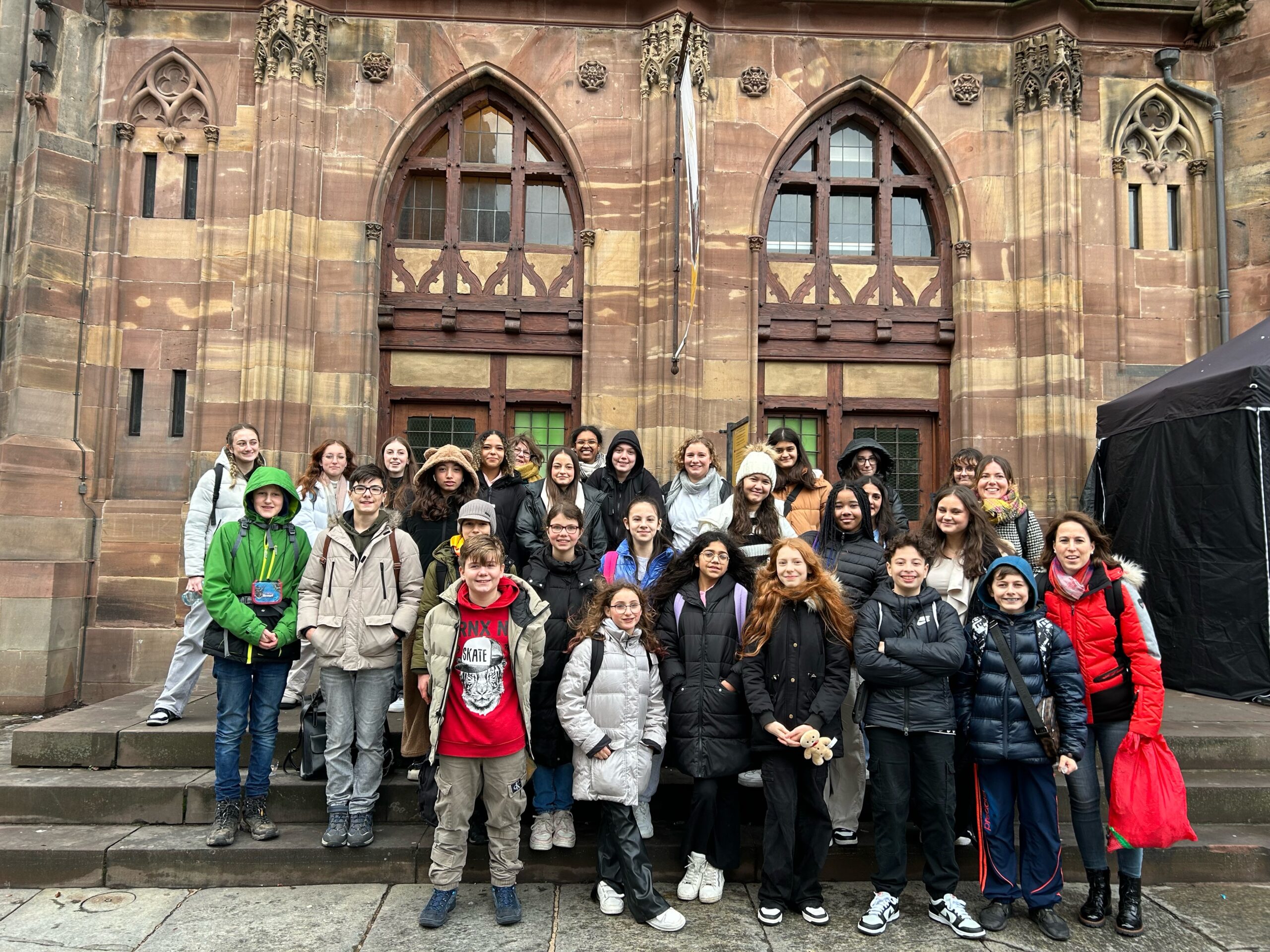 Schülergruppe vor dem Straßburger Münster