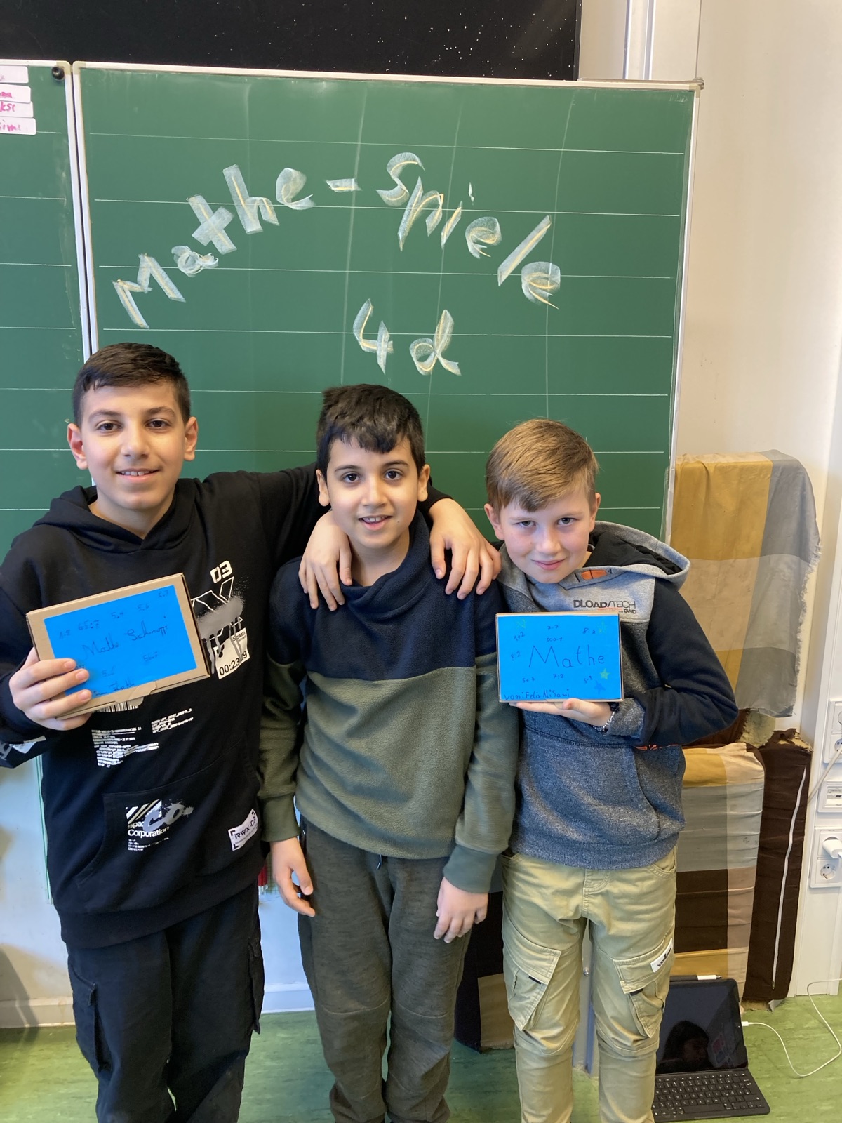 Drei Schüler bei den Mathespielen