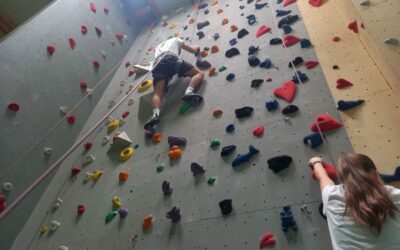 Besuch der 10-1 und 10-2 in der Kletterhalle